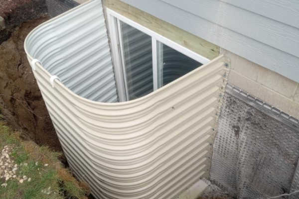 Egress window with well